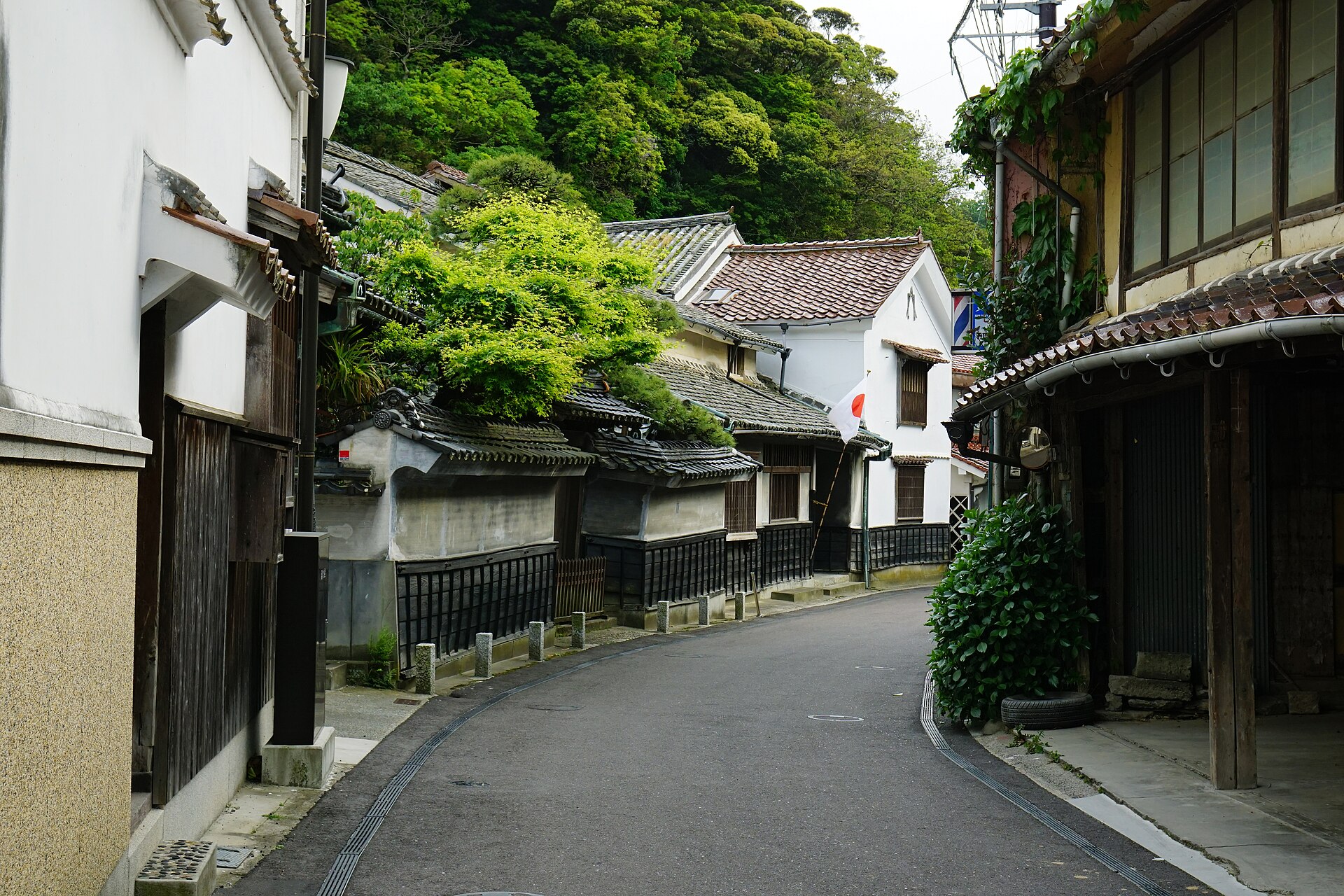 歴史的な建物が連なる温泉津の通り